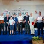 Luis Miguel González Gago junto a los homenajeados víctimas de terrorismo