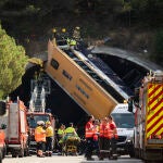 Tres heridos críticos y uno grave en el accidente del autocar que ha volcado en Pineda