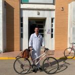 El médico Ángel López en su consultorio 