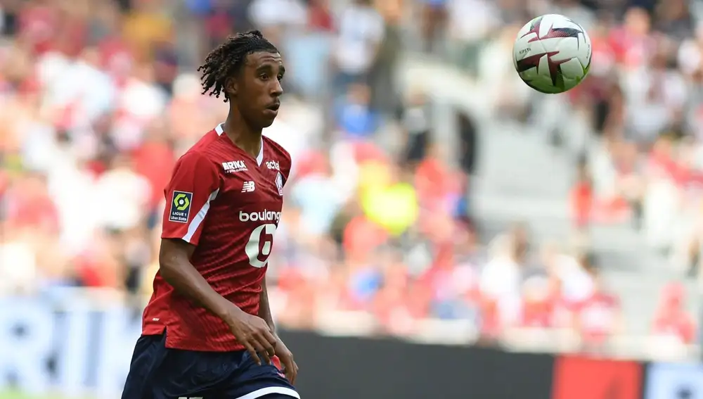 Leny Yoro en un partido con el Lille