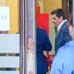 El ex alcalde de Los Palacios y Villafranca Antonio Maestre a su llegada a los juzgados