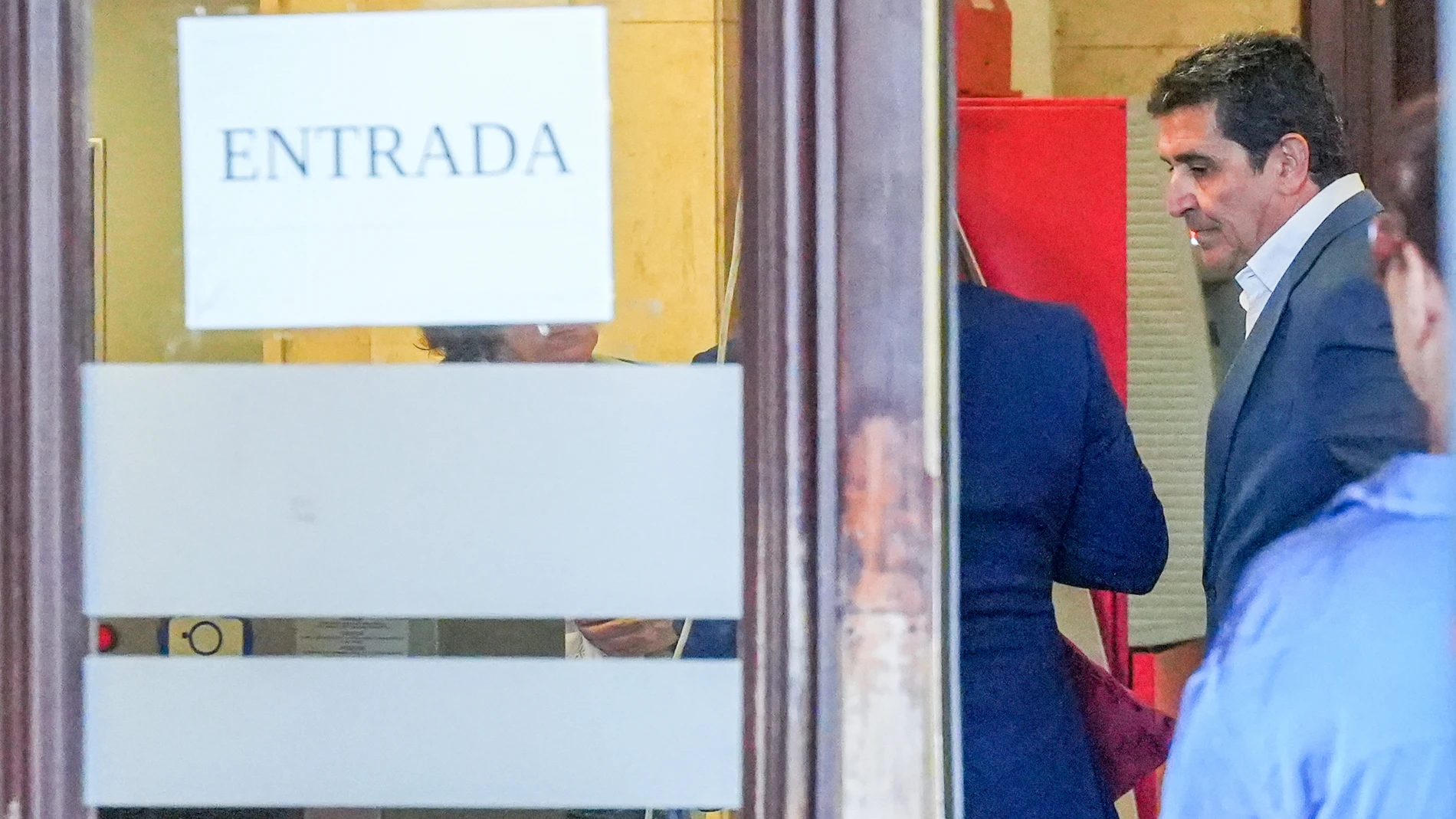 El ex alcalde de Los Palacios y Villafranca Antonio Maestre a su llegada a los juzgados