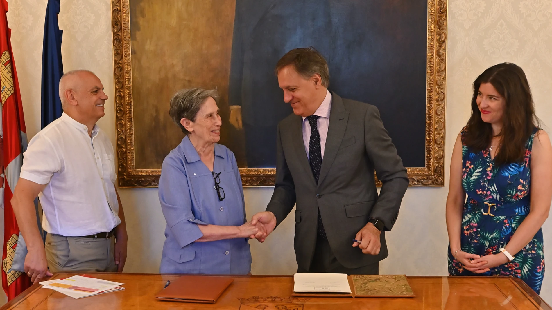 García Carbayo firma el convenio con Carmen Calzada