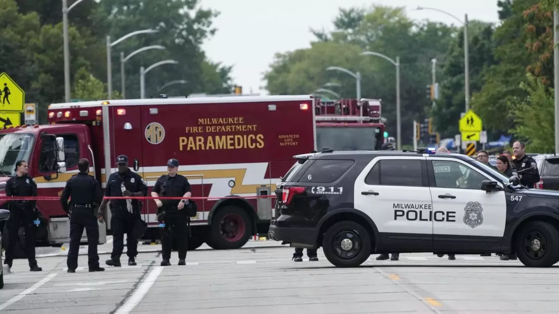 Agentes de policía cerca del lugar donde se ha producido el tiroteo policial en Milwaukee
