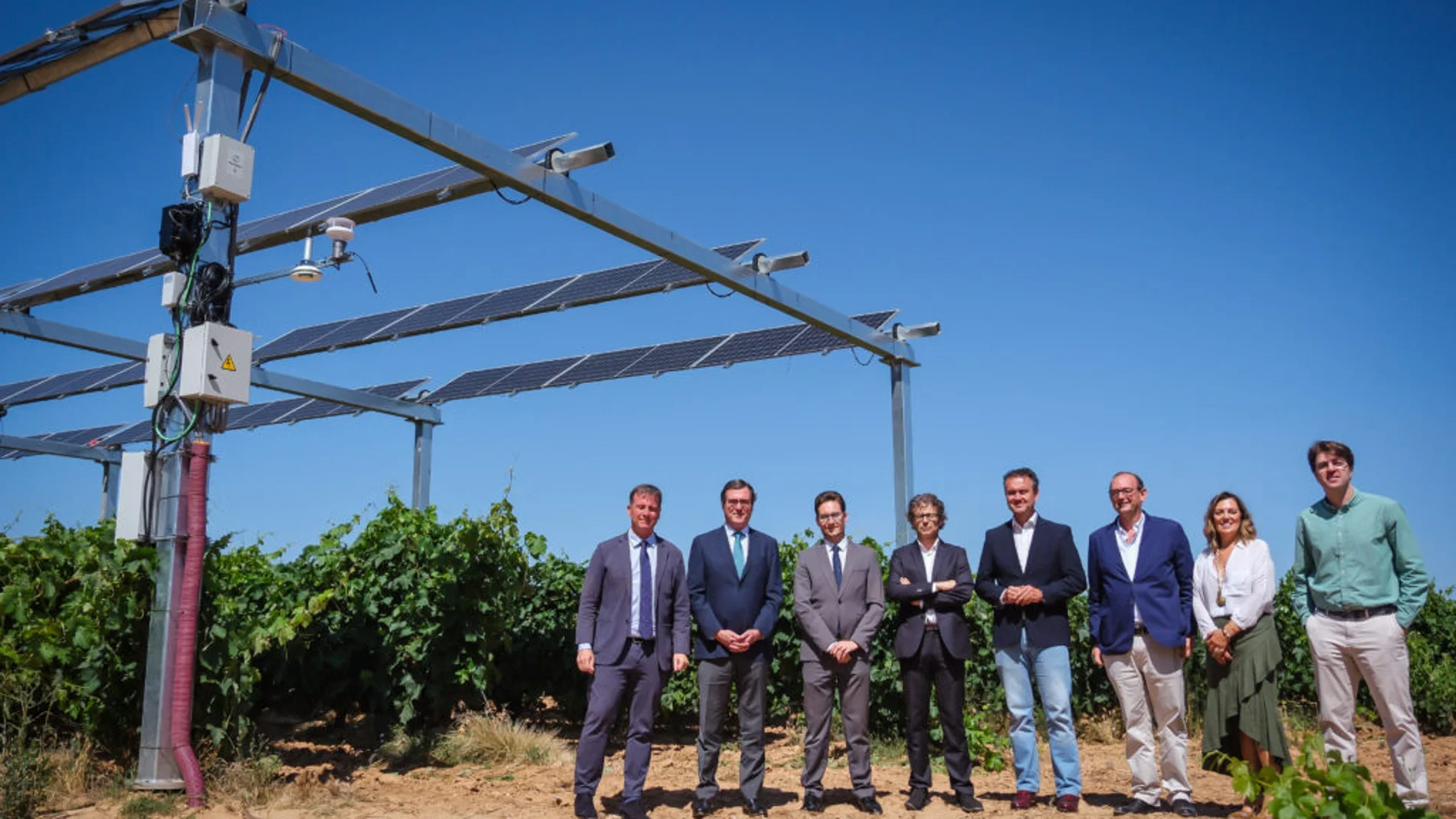 La inauguración de la instalación de Aranda de Duero contó con la presencia del presidente de CEOE, Antonio Garamendi (segundo por la izquierda)
