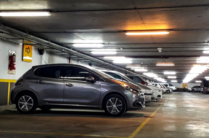 ¿Es legal estacionar dos vehículos en una misma plaza de garaje?