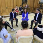 La Reina recibe en audiencia a una representación de la Fundación Microfinanzas BBVA