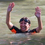La alcaldesa de París, Anne Hidalgo, cumple su promesa con un chapuzón en el Sena