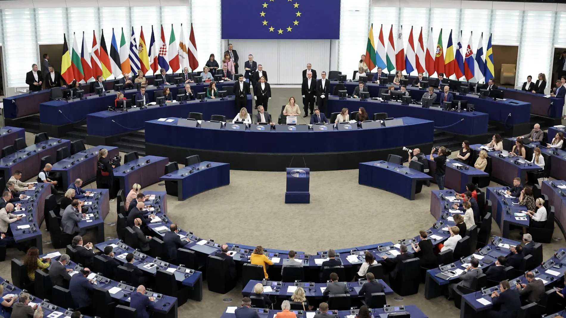 Strasbourg (France), 16/07/2024.- Roberta Metsola (C, standing) delivers a statement after being re-elected President of the European Parliament during a plenary session of the parliament in Strasbourg, France, 16 July 2024. The first session of the new European Parliament opened on July 16, with MEPs electing their president for the next two and a half years. (Francia, Estrasburgo) EFE/EPA/CHRISTOPHE PETIT TESSON