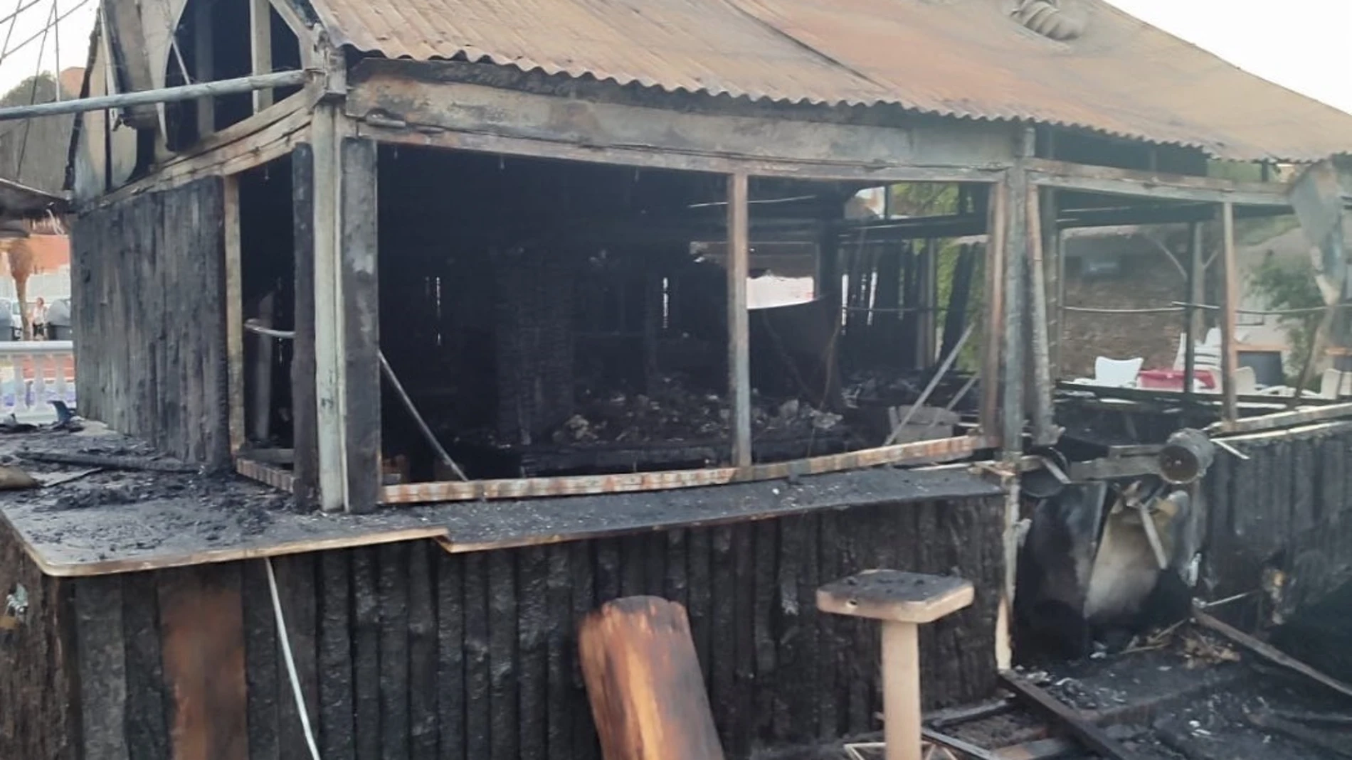 Así ha quedado un chiringuito de playa en Torrox tras un espectacular incendio