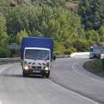Un vehículo circula por uno de los carriles habilitados