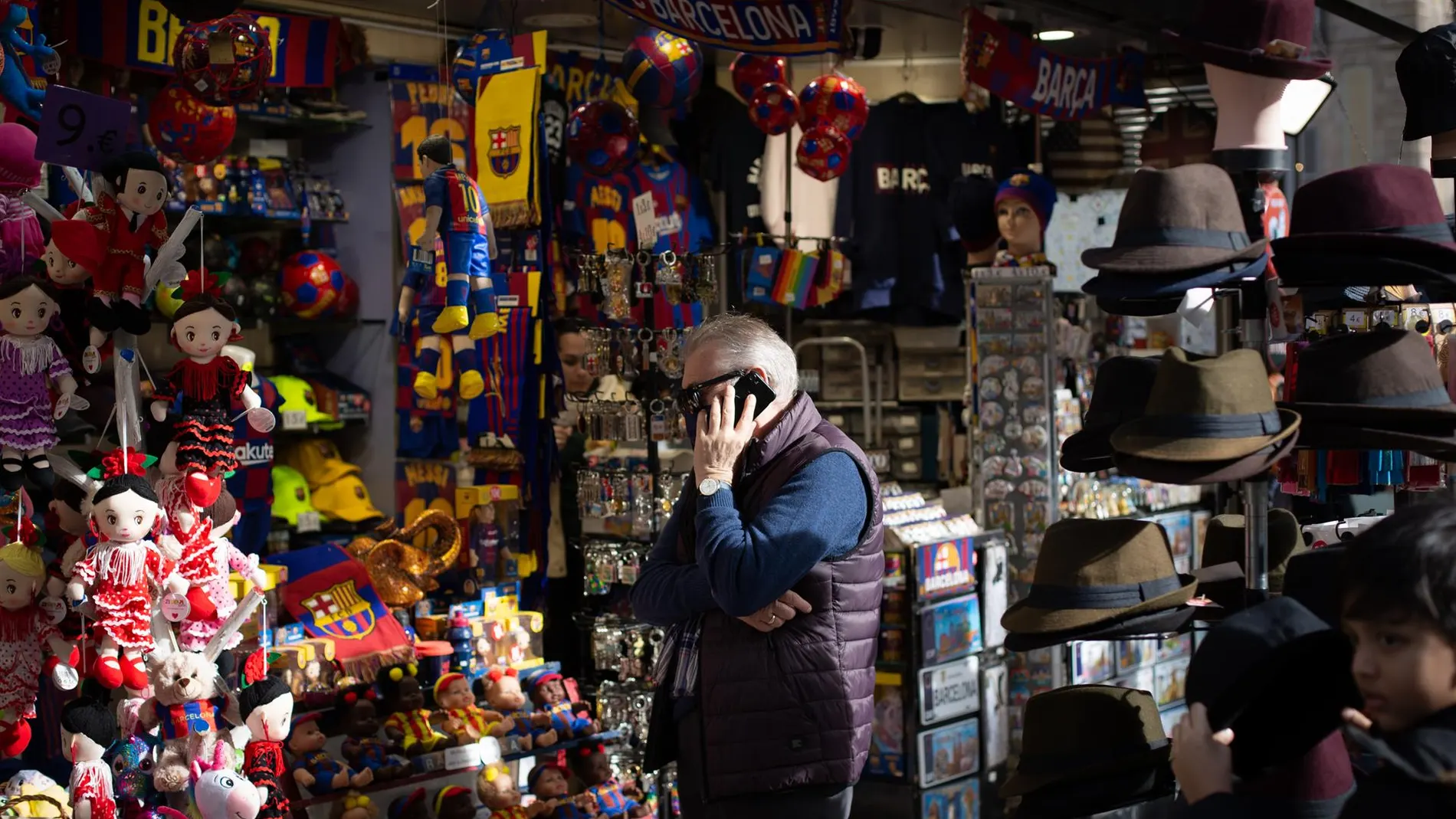 El Ayuntamiento de Barcelona quiere modificar la regulación de venta de 'souvenirs'