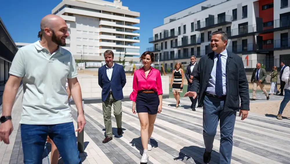 Ayuso en bermudas.