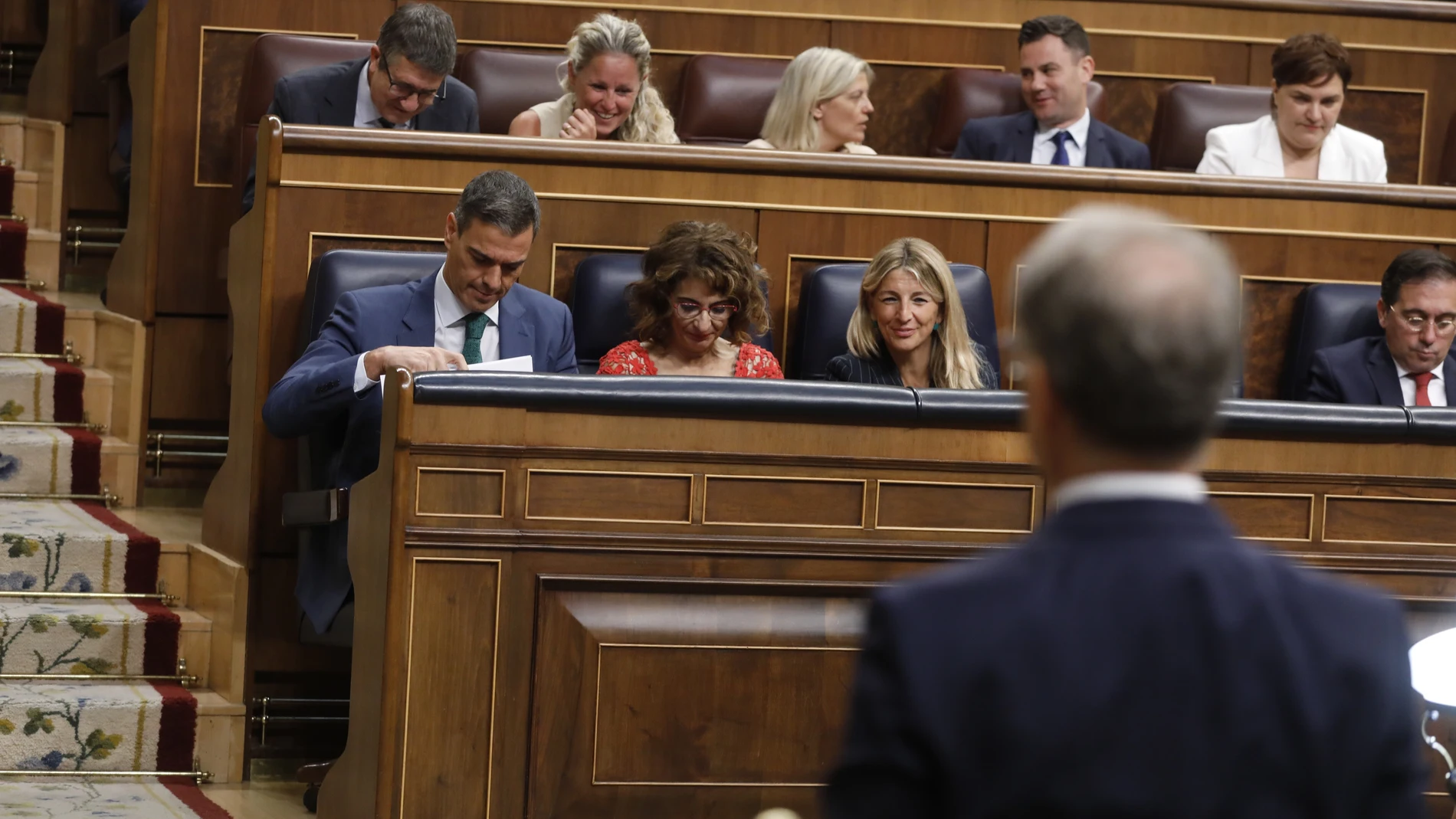 Alberto Nuñez Feijoó, ante el presidente del Gobierno, Pedro Sánchez, en el Congreso