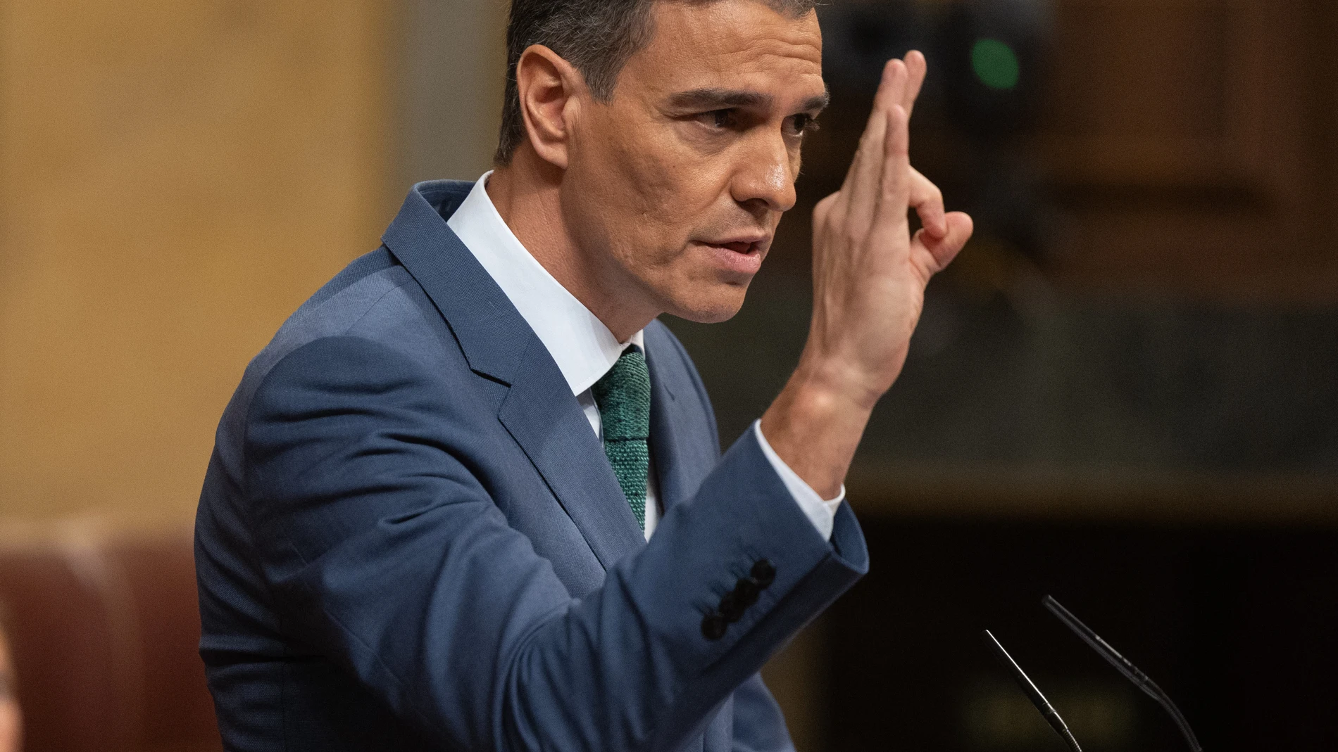 El presidente del Gobierno, Pedro Sánchez, comparece durante una sesión extraordinaria en el Congreso de los Diputados, a 17 de julio de 2024, en Madrid (España). Pedro Sánchez presenta hoy las líneas fundamentales del Plan de Acción por la Democracia, también llamado plan de regeneración democrática. Se trata de un paquete de medidas que incluye cambios en la regulación de la publicidad institucional para limitar el dinero público que se destina a los medios de comunicación. Durante la sesió...