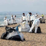 El Puerto de Valencia dice estar seguro de que la mancha de fuel no ha salido de los buques de su zona de fondeo