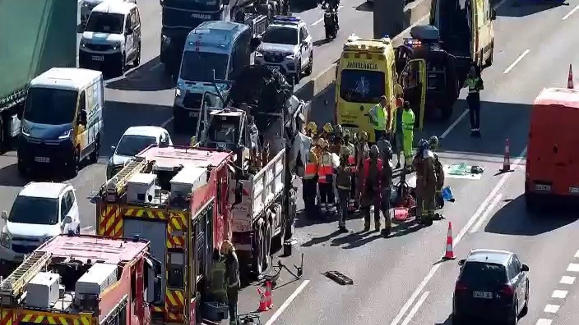 Normalizada la circulación en la AP-7 en Cerdanyola (Barcelona) tras un accidente entre camiones