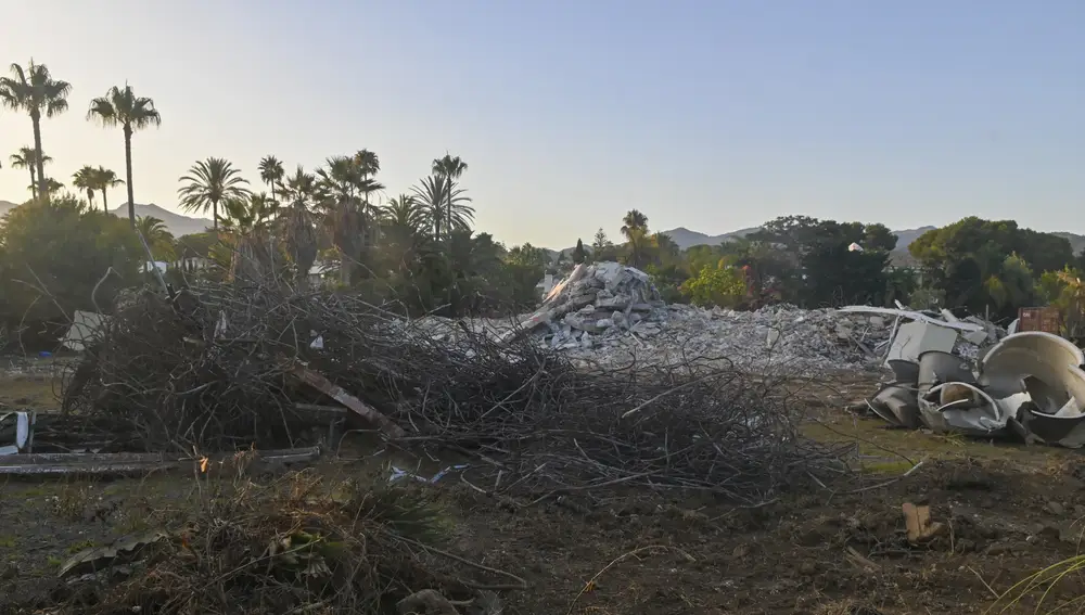 Imagen de la demolición de «La Gaviota» de Antonio Banderas