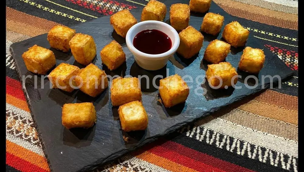 Plato de queso frito con mermelada