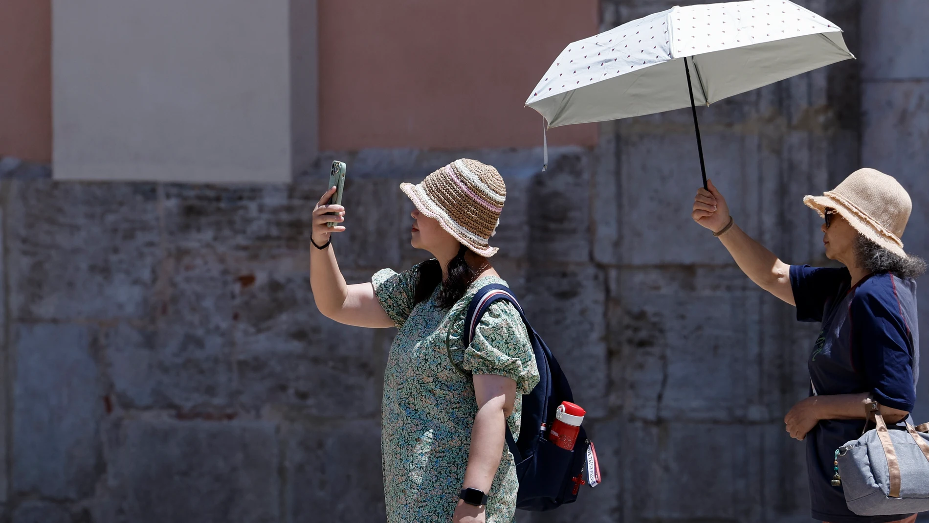 Una turista se protege del sol en Valencia