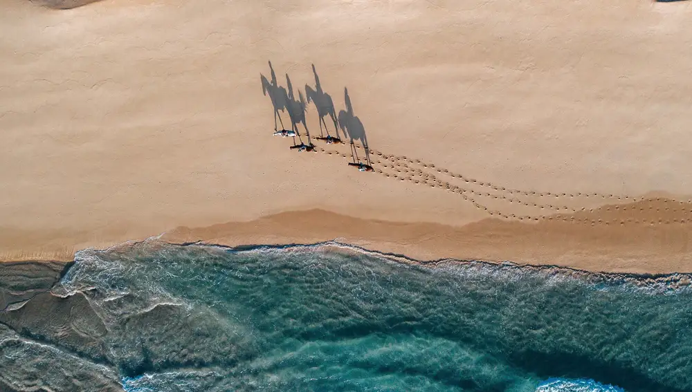 Vista aérea de personas paseando por la playa de Comporta