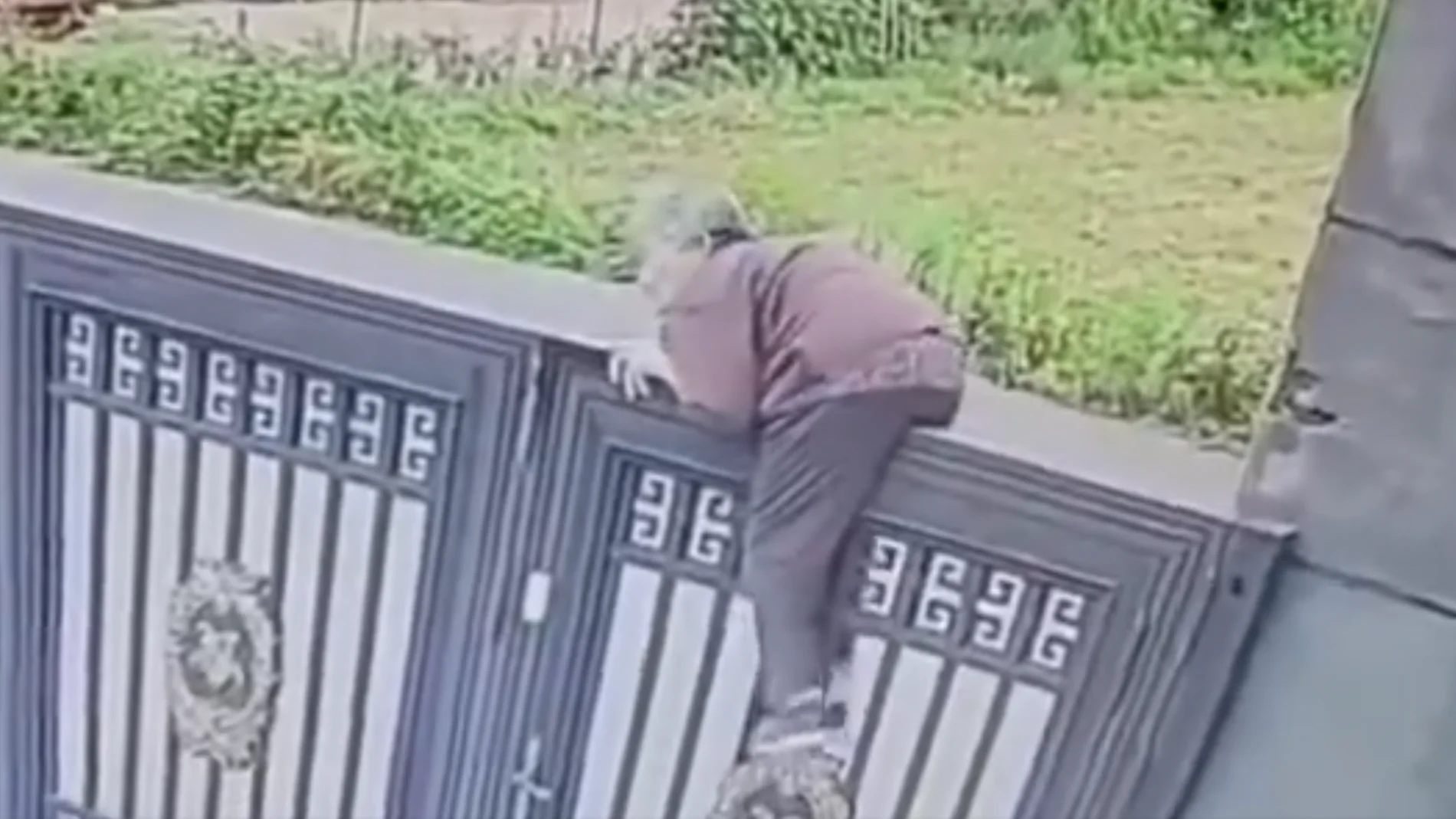 Una anciana de 92 años trepa la verja de su residencia en China