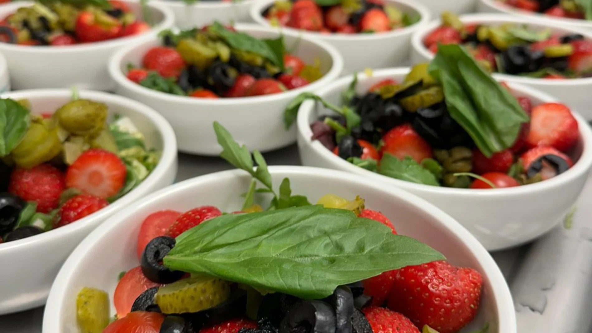 El menú ha de ser sano, pero también apetecible como esta ensalada con fresas