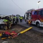 Los bomberos liberaron a los ocupantes de la furgoneta, uno de los cuales murió en el acto