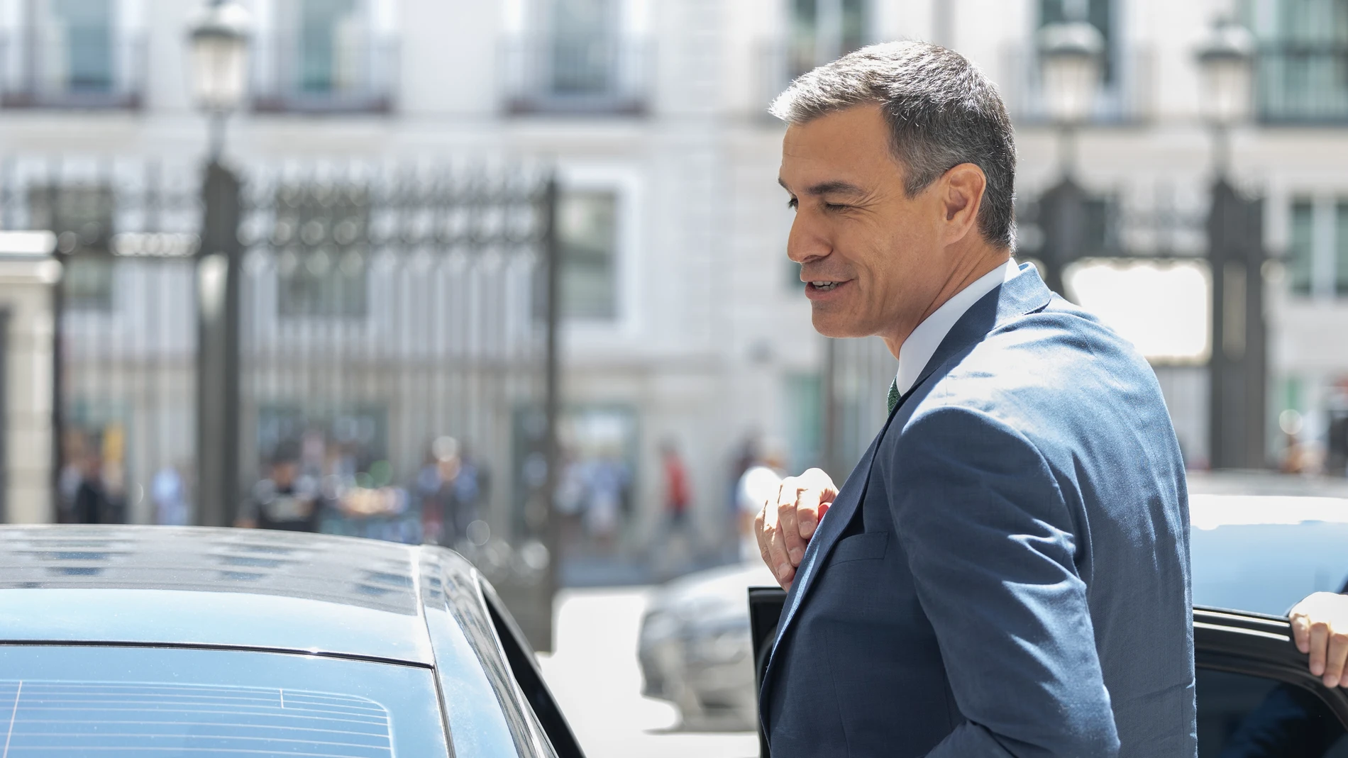 El presidente del Gobierno, Pedro Sánchez, a su salida de una sesión extraordinaria en el Congreso de los Diputados, a 17 de julio de 2024, en Madrid (España). Pedro Sánchez presenta hoy las líneas fundamentales del Plan de Acción por la Democracia, también llamado plan de regeneración democrática. Se trata de un paquete de medidas que incluye cambios en la regulación de la publicidad institucional para limitar el dinero público que se destina a los medios de comunicación. Durante la sesión, ...