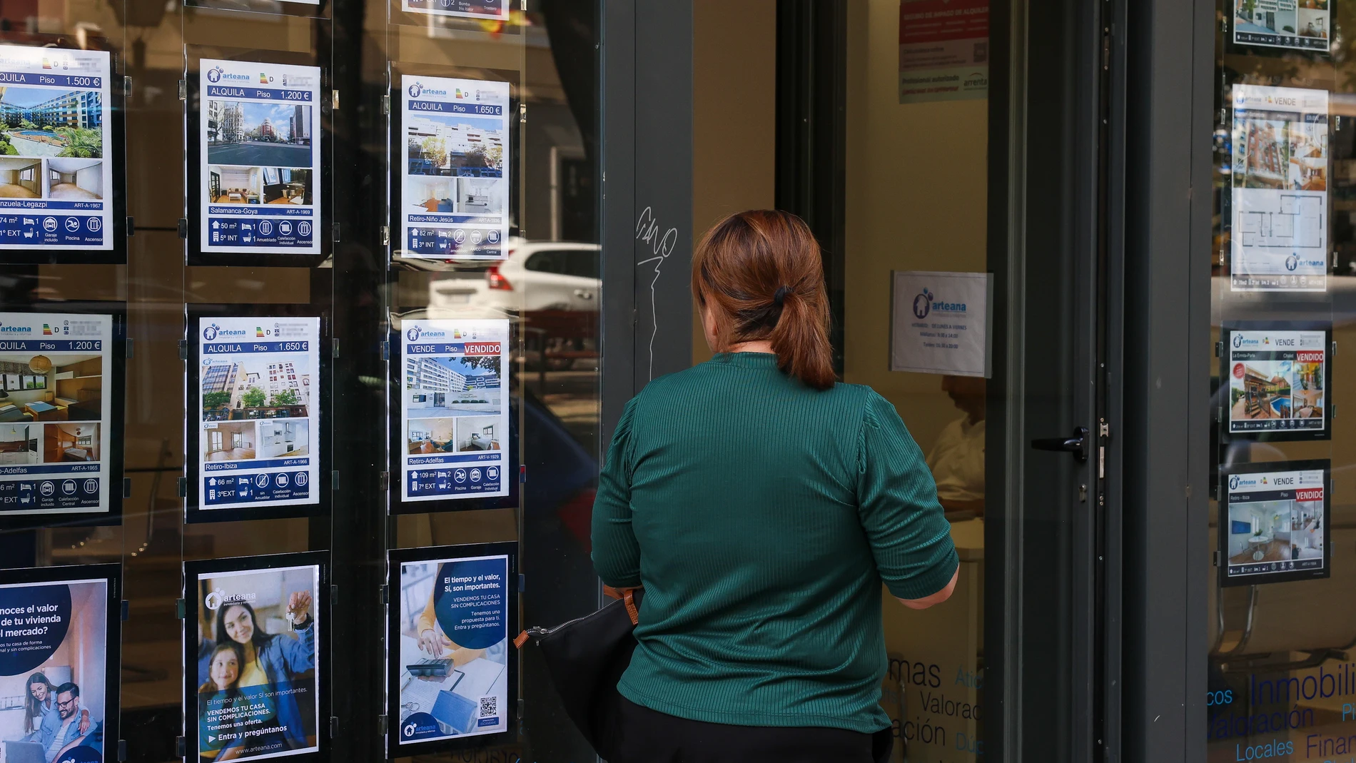 Escaparate de una inmobiliaria, a 17 de julio de 2024, en Madrid (España). La compraventa de viviendas registró el pasado mes de mayo un descenso del 21,5% con respecto al mismo mes de 2023, hasta un total de 44.013 operaciones, según ha informado el Instituto Nacional de Estadística (INE). El descenso interanual de la compraventa de viviendas en mayo se ha debido tanto a la caída de las operaciones sobre pisos nuevos, que disminuyeron un 14,4% interanual, hasta las 9.105, como a las realizad...