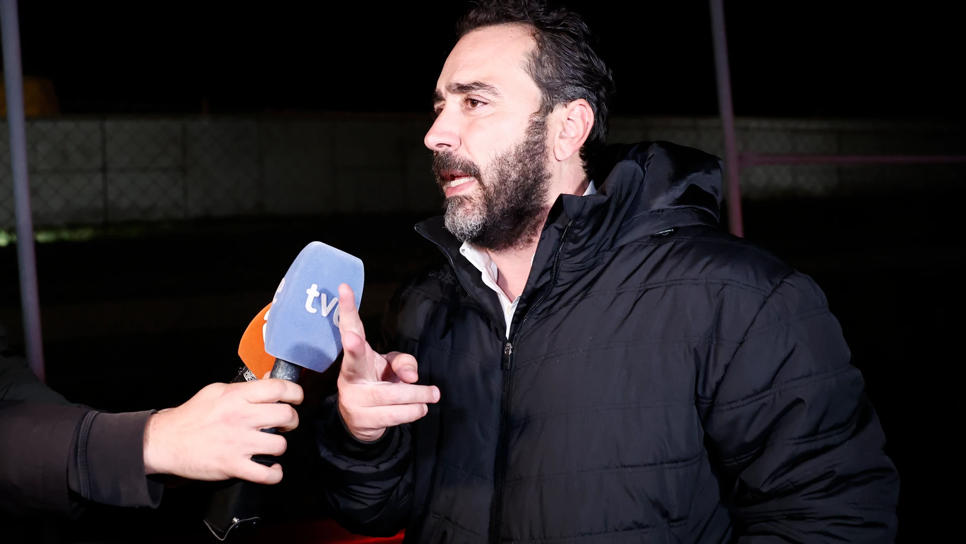 SOTO DEL REAL (MADRID), 21/11/2024.- El empresario Víctor de Aldama, presunto comisionista del caso Koldo que este jueves ha declarado que pagó comisiones en efectivo a altos cargos, hace declaraciones tras salir en libertad de la cárcel de Soto del Real. El juez ha acordado como medidas cautelares que comparezca semanalmente ante el juzgado, la fijación de un domicilio para estar localizado y la prohibición de que salga del país sin autorización judicial. EFE/Sergio Pérez