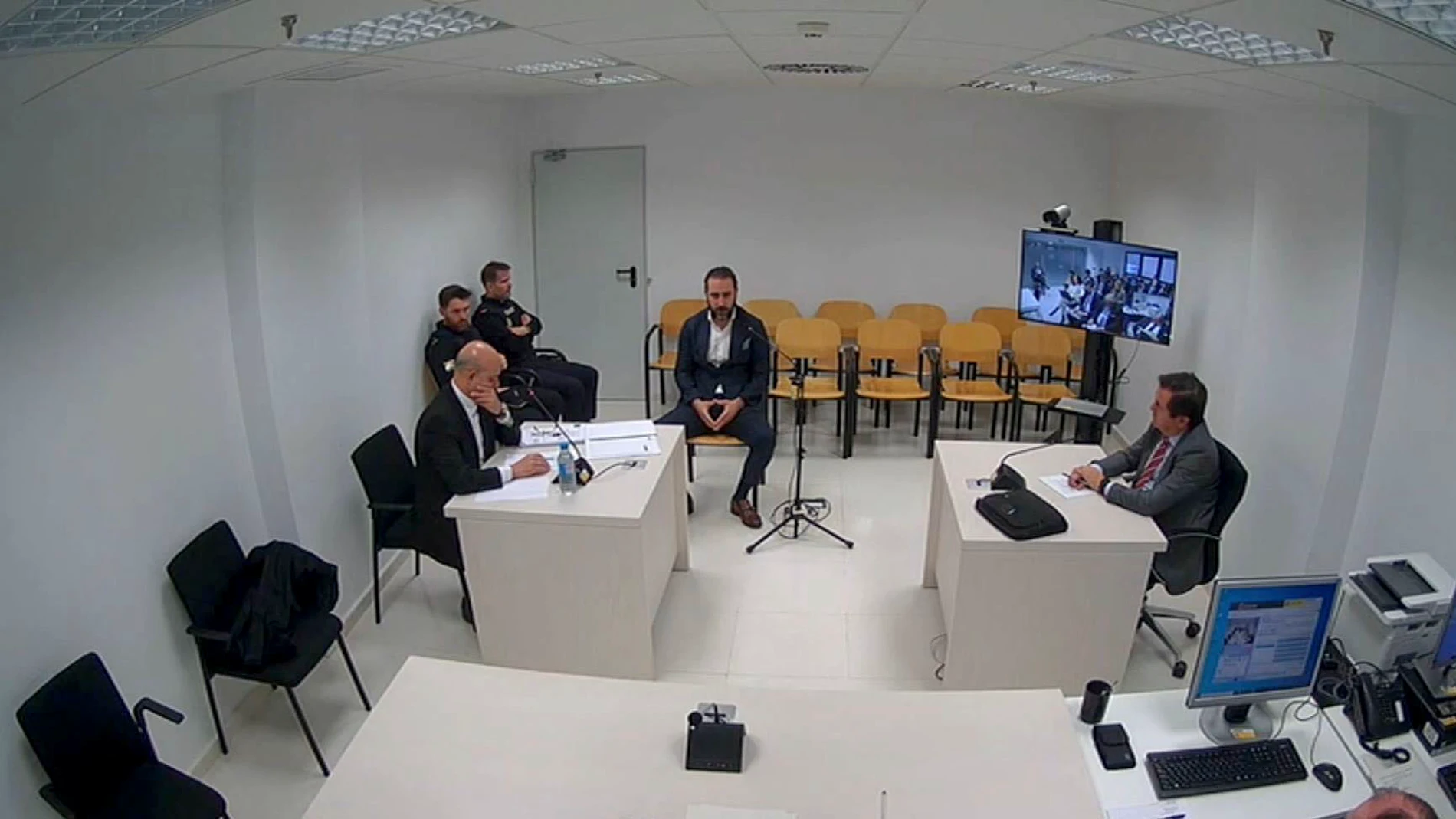 MADRID, 21/11/2024.- Imagen que obra en el sumario del empresario Víctor de Aldama (c) durante su declaración este jueves ante el juez del caso Koldo en la que ha asegurado que pagó comisiones al dirigente del PSOE Santos Cerdán y al exministro José Luis Ábalos. EFE/Imagen que obra en el sumario -SOLO USO EDITORIAL/SOLO DISPONIBLE PARA ILUSTRAR LA NOTICIA QUE ACOMPAÑA