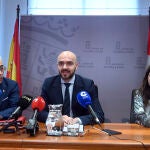 El director general de Calidad e Infraestructuras Sanitarias, Álvaro Muñoz Galindo, se reúne con el delegado territorial de la Junta en Burgos, Roberto Saiz Alonso, y con la gerente de Salud de Área, Marta Puente García, para realizar un seguimiento a las infraestructuras sanitarias burgalesas.