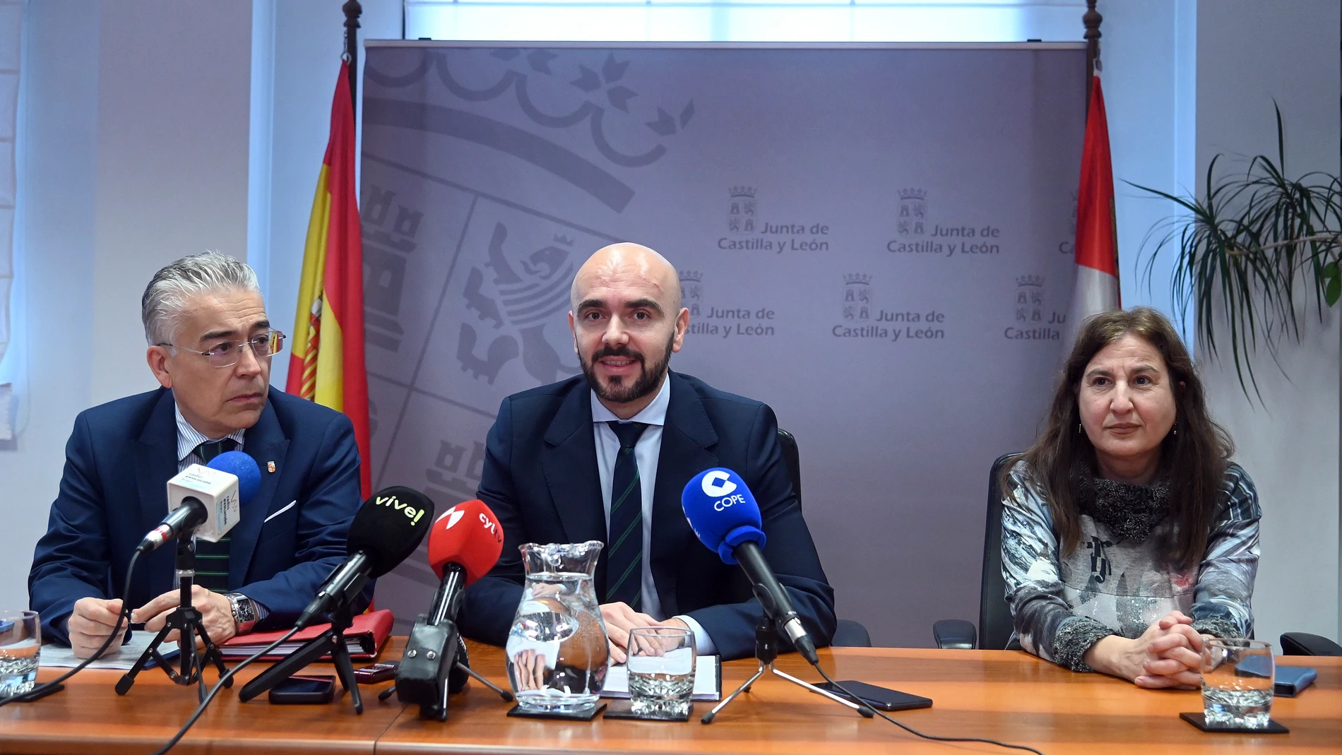 El director general de Calidad e Infraestructuras Sanitarias, Álvaro Muñoz Galindo, se reúne con el delegado territorial de la Junta en Burgos, Roberto Saiz Alonso, y con la gerente de Salud de Área, Marta Puente García, para realizar un seguimiento a las infraestructuras sanitarias burgalesas.