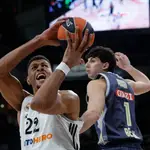 Tavares atrapa un rebote en presencia de Gabriele Procida