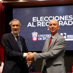 José Miguel García es felicitado por Manuel Pérez Mateos