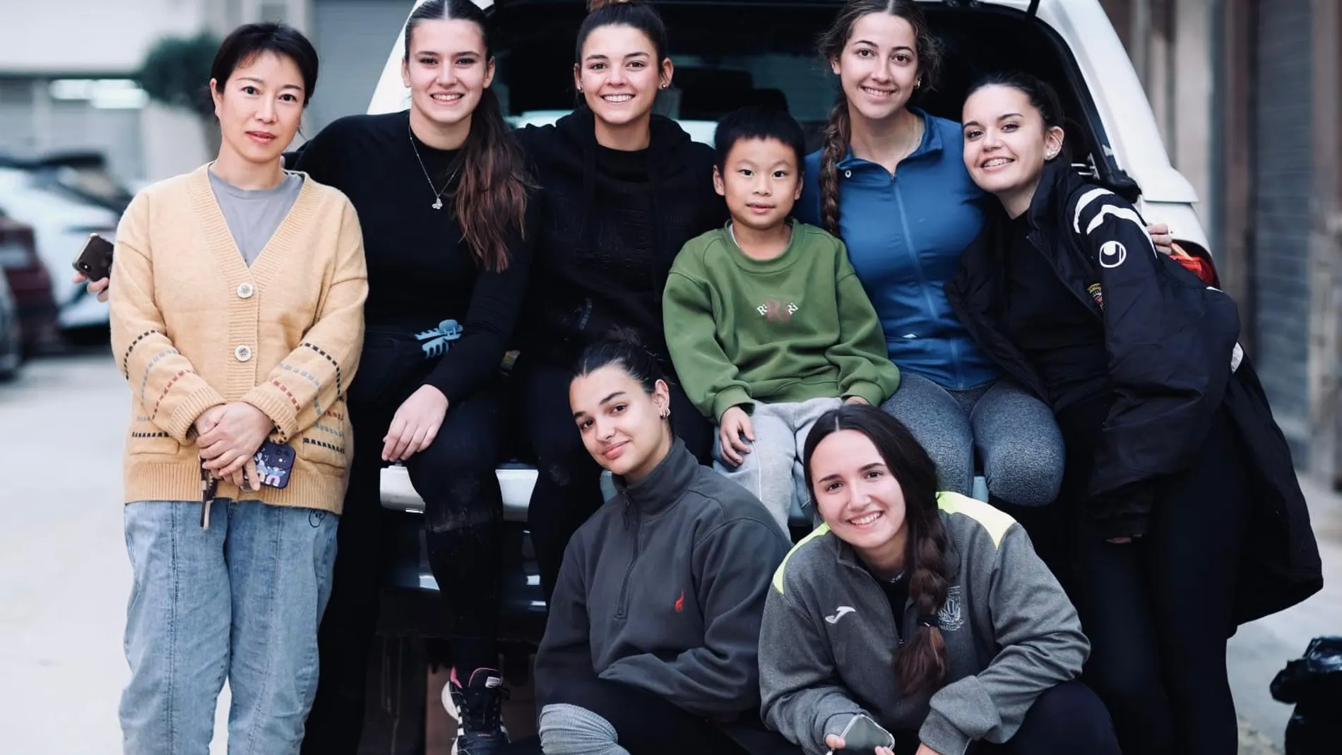 Las alumnas del IES Don Bosco de Madrid con la furgoneta cargada de material escolar