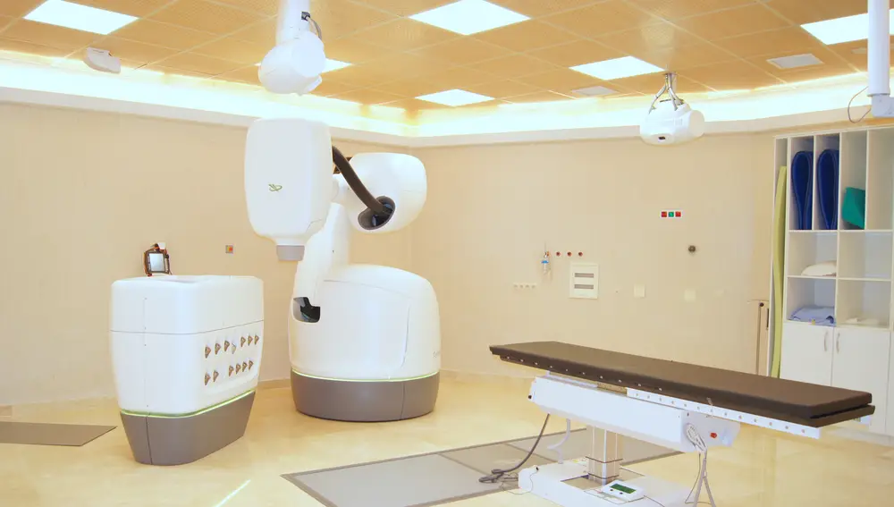 CyberKnife es un sistema robotizado de alta precisión que minimiza el daño a tejidos sanos