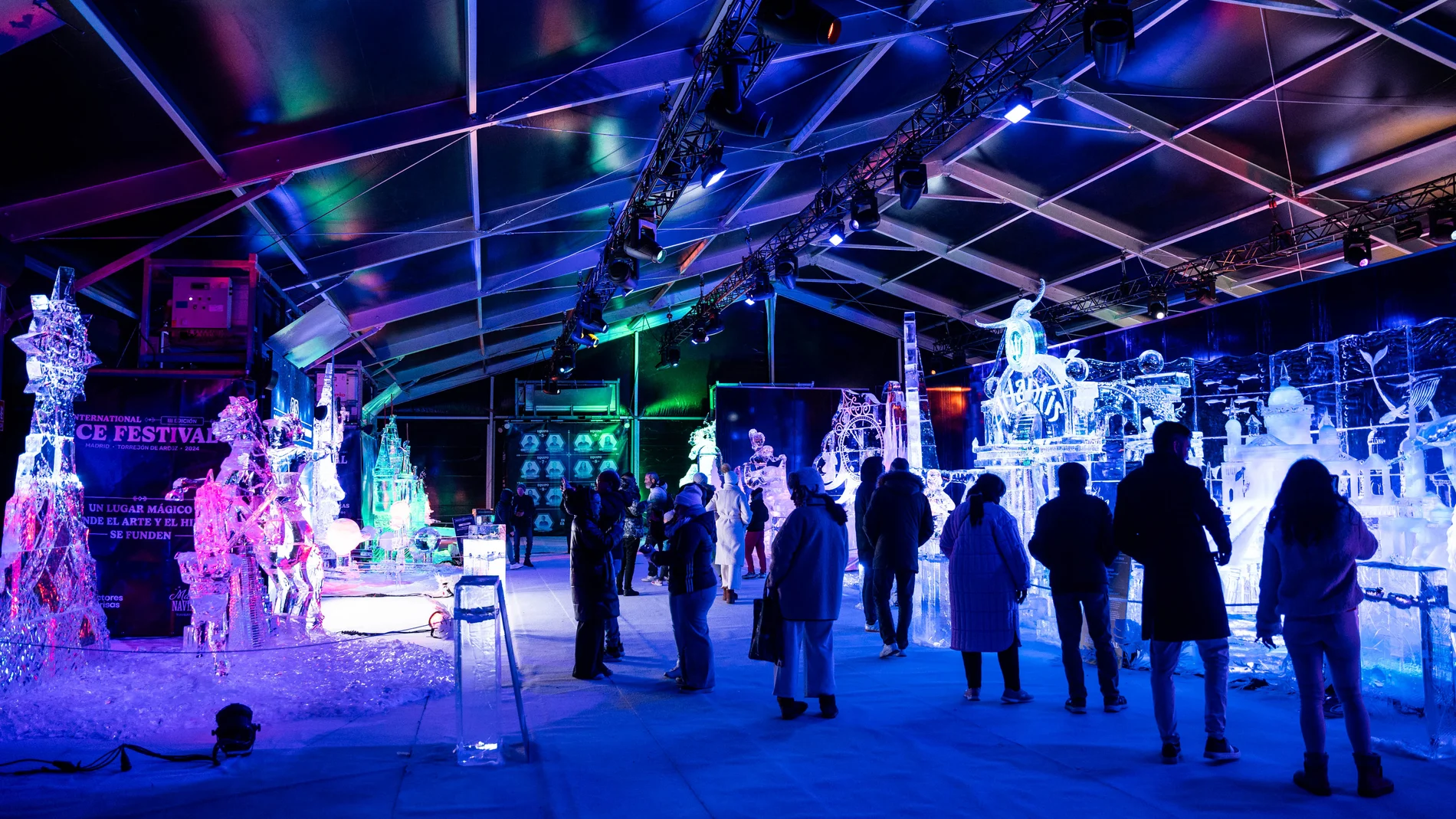 Varias personas visitan la decoración durante la inauguración de las Mágicas Navidades 2024, a 21 de noviembre de 2024, en Torrejón de Ardoz, Madrid (España). El Parque Mágicas Navidades de Torrejón de Ardoz celebra una edición más con novedades como un videomapping en la Puerta Mágica, llamado ‘El Secreto de la Navidad’, y un laberinto mitológico. Vuelven la casa de la Navidad, en la que se puede visitar a Papá Noel y a los Reyes Magos, la noria, de 42 metros de altura, y el ‘Ice Festival’, ...