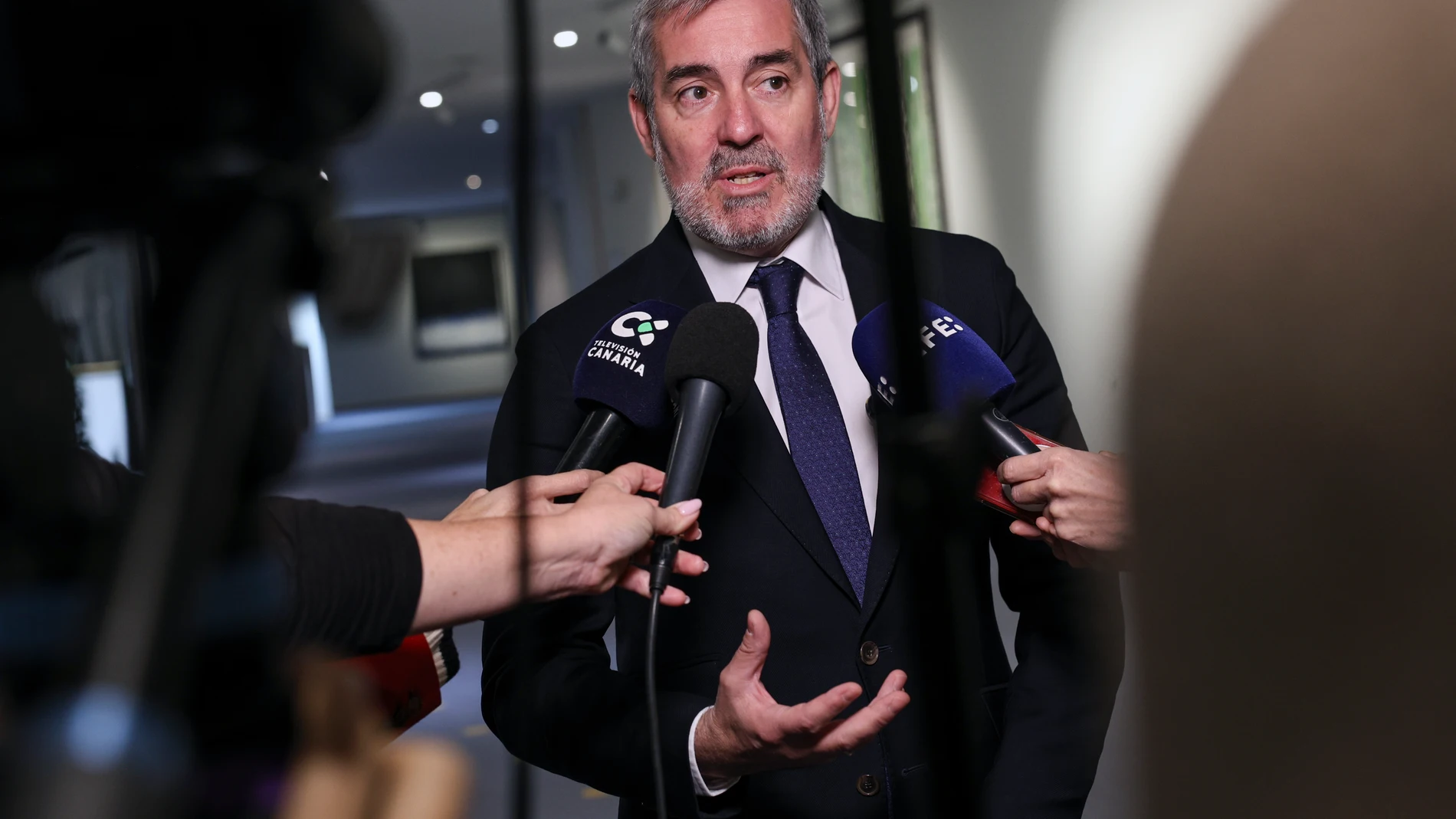 BRUSELAS, 21/11/2024.- El presidente canario, Fernando Clavijo, en declaraciones a los medios tras la reunión mantenida en Bruselas con presidente de la Generalitat, Salvador Illa. EFE/Pablo Garrigós
