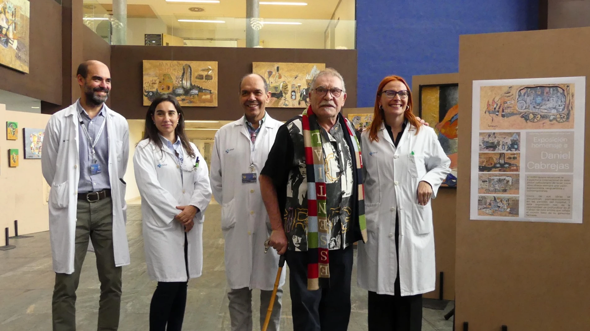 El artista vallisoletano Daniel Cabrejas junto con responsables del hospital