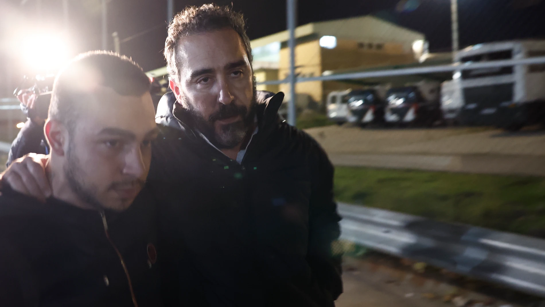 SOTO DEL REAL (MADRID), 21/11/2024.- El empresario Víctor de Aldama (d), presunto comisionista del caso Koldo que este jueves ha declarado que pagó comisiones en efectivo a altos cargos, sale en libertad de la cárcel de Soto del Real. El juez ha acordado como medidas cautelares que comparezca semanalmente ante el juzgado, la fijación de un domicilio para estar localizado y la prohibición de que salga del país sin autorización judicial. EFE/Sergio Pérez