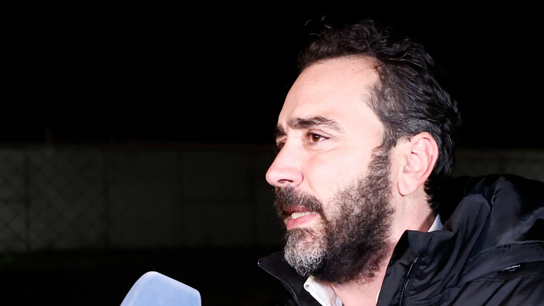SOTO DEL REAL (MADRID), 21/11/2024.- El empresario Víctor de Aldama, presunto comisionista del caso Koldo que este jueves ha declarado que pagó comisiones en efectivo a altos cargos, hace declaraciones tras salir en libertad de la cárcel de Soto del Real. El juez ha acordado como medidas cautelares que comparezca semanalmente ante el juzgado, la fijación de un domicilio para estar localizado y la prohibición de que salga del país sin autorización judicial. EFE/Sergio Pérez