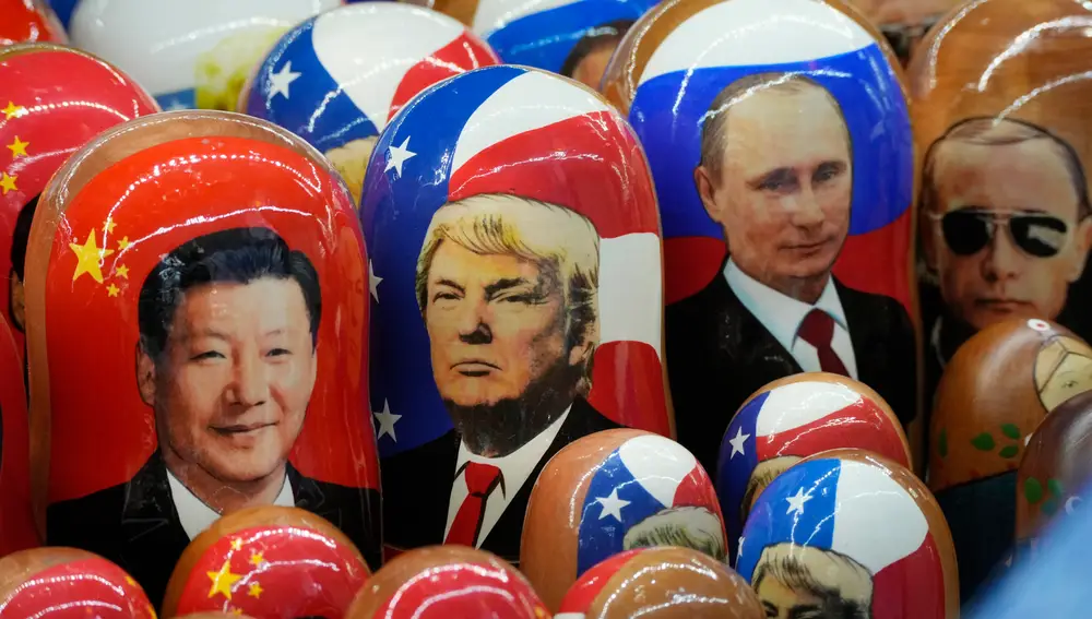 Matriuskas de Xi Jinping, Donald Trump y Vladimir Putin en una tienda de recuerdos en San Petersburgo