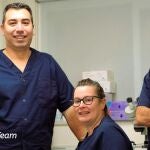 Aquí vemos a Leandro Maidana junto a su equipo médico en su clínica de Málaga