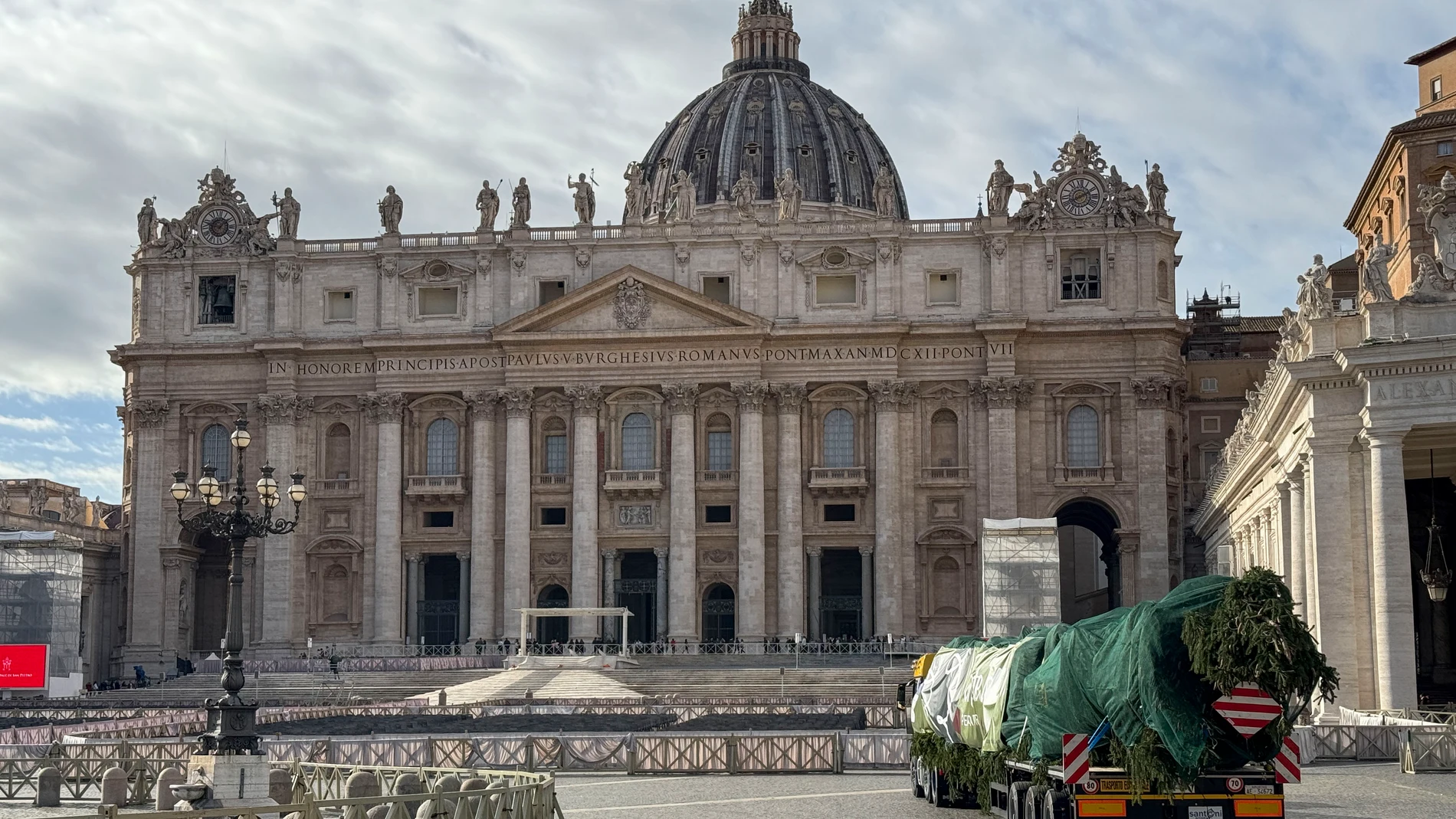 CIUDAD DEL VATICANO, 21/11/2024.- El abeto gigante que adornará el Vaticano y cuya tala en Ledro (norte) causó indignación en Italia llegó este jueves a la Plaza de San Pedro, donde será iluminado el próximo 7 de diciembre, cuando se inaugure también el tradicional pesebre navideño. EFE TV