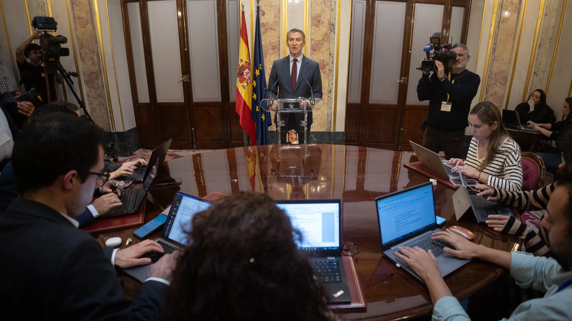 El presidente del Partido Popular, Alberto Núñez Feijóo, durante una rueda de prensa en el Congreso, a 21 de noviembre de 2024, en Madrid (España). El líder del PP, Alberto Núñez Feijóo, ha pedido de nuevo la dimisión del jefe del Ejecutivo tras las declaraciones ante el juez del presunto conseguidor del 'caso Koldo', Víctor de Aldama, y se ha dirigido a los socios del PSOE porque, a su juicio, deben "preguntarse qué ganan protegiendo esta podredumbre". Por eso, se ha ofrecido para explorar u...