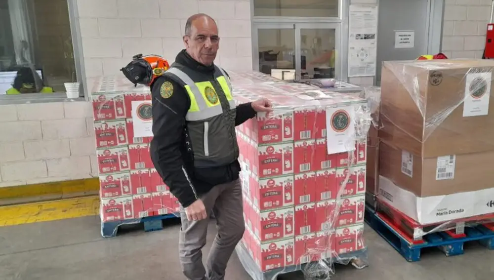 José Miguel Fernández, vicepresidente del Círculo Ahumada-Amigos de la Guardia Civil, en el banco de alimentos de Alcalá de Henares