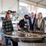 Catalá ha visitado las cocinas del World Central Kitchen ubicadas en el tinglado 2 del Puerto, desde donde se envía raciones de comida caliente a la zona cero de la DANA