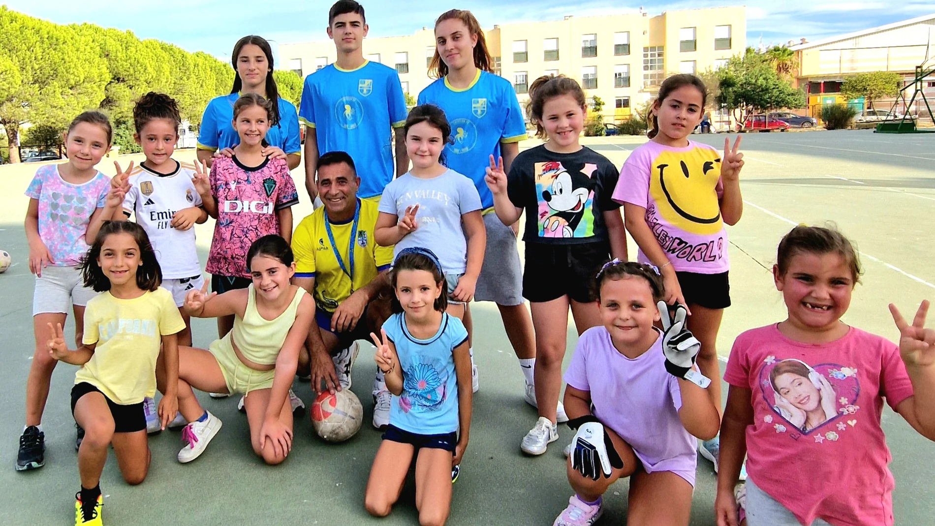 Jugadoras y monitoras de fútbol en Casas Viejas-Benalup